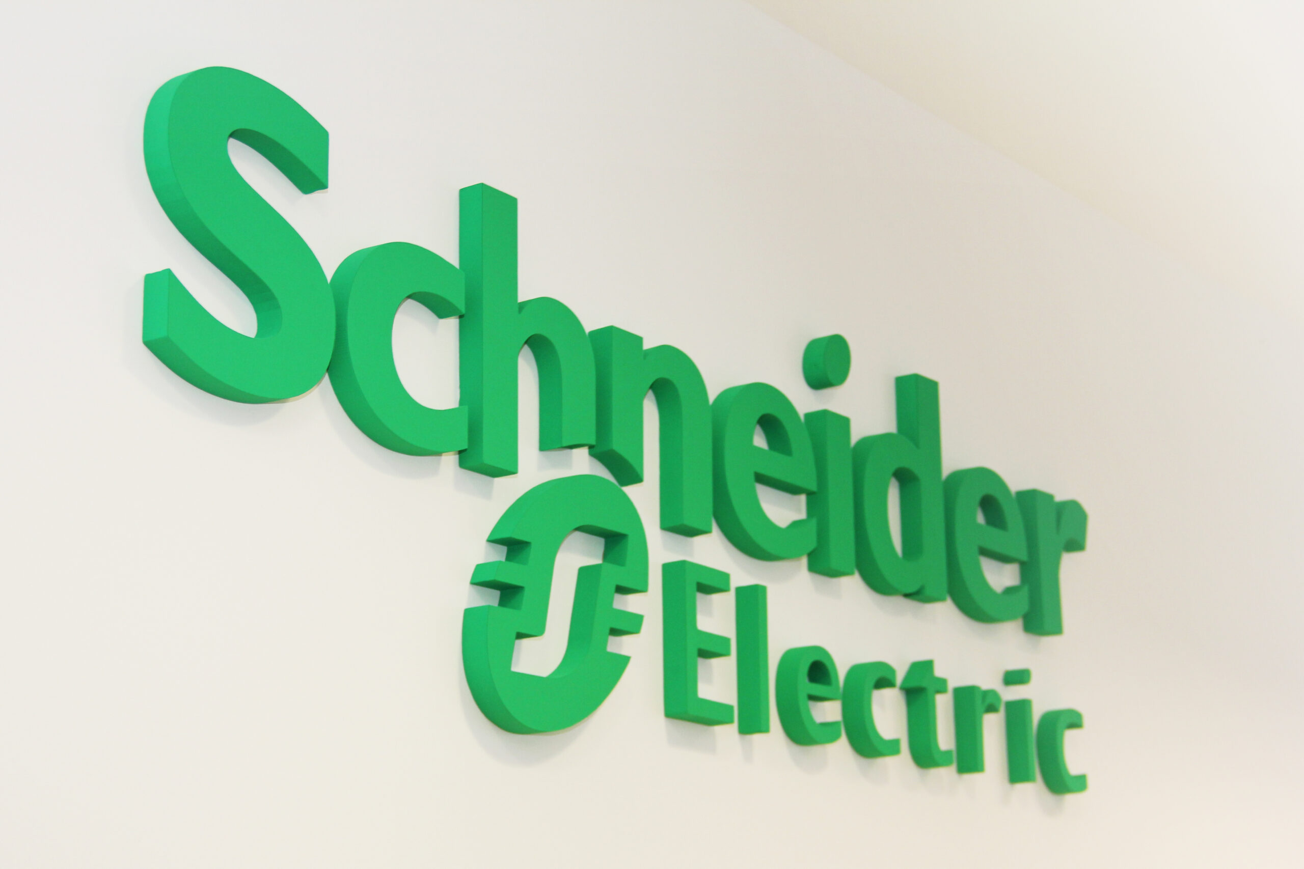 Schneider Electric – nastavak ulaganja u programe besplatno dostupnog obrazovanja demonstrira posvećenost tvrtke gradnji energetski održive budućnosti Schneider Electric Energy UniversityTM ima već pola milijuna registriranih polaznika